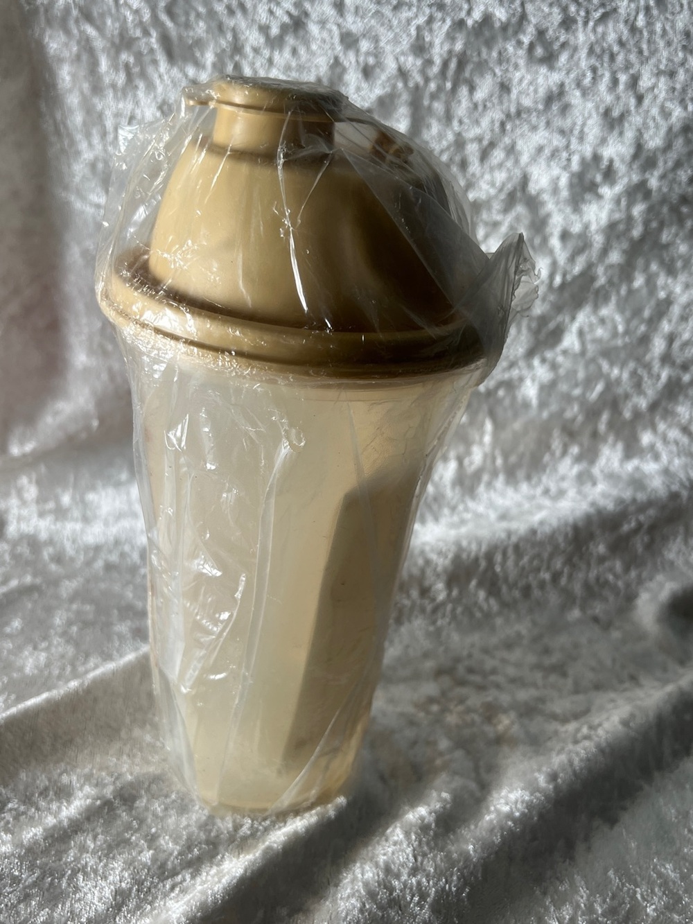 Tupperware Cream Stackable Snack Shaker Container - Picture 2 of 5